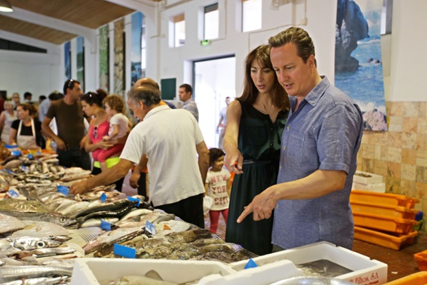 Thủ tướng Anh David Cameron và phu nhân tới thăm một chợ cá trong kỳ nghỉ ở Aljezur, Bồ Đào Nha.