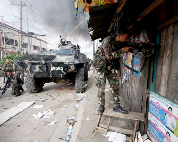 Quân đội chính phủ tiếp tục chiến dịch truy quét phiến quân Hồi giáo ở Zamboanga, Philippines.