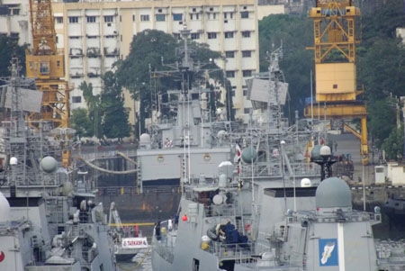 Các tàu chiến neo đậu tại quân cảng Mumbai ở trong tình trạng cực kì mất an toàn khi phải đậu quá gần nhau, đây cũng là vấn đề được nói đến nhiều sau một số tai nạn của hải quân Ấn Độ