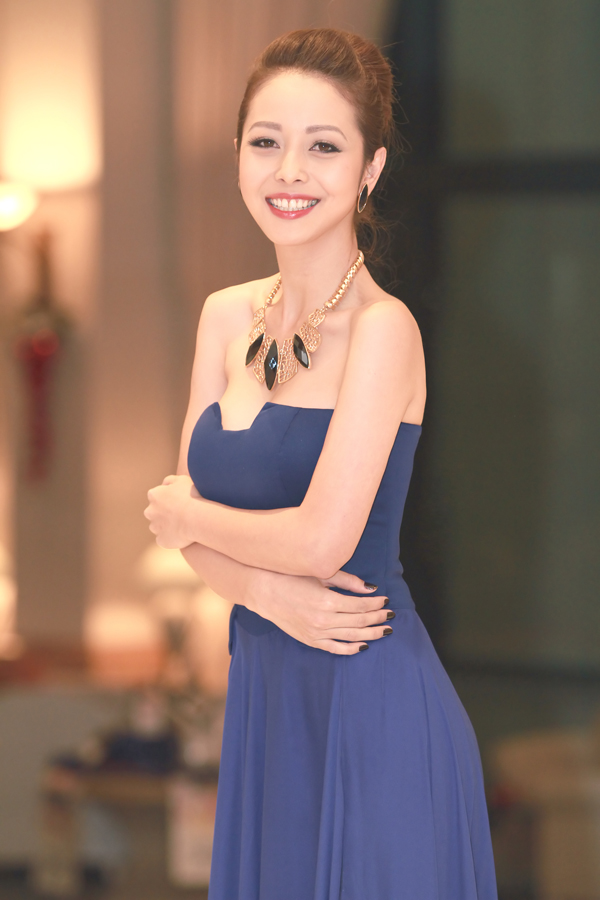 Jennifer Phạm đẹp hút hồn khi trở lại làm MC sau 1 năm