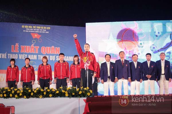 Mặc trời mưa, đoàn VĐV Việt Nam vẫn nhiệt tình dự lễ xuất quân SEA Games 27 6