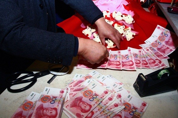 Mang bó hoa bằng tiền thật trị giá hơn 34 triệu đồng đi cầu hôn 3