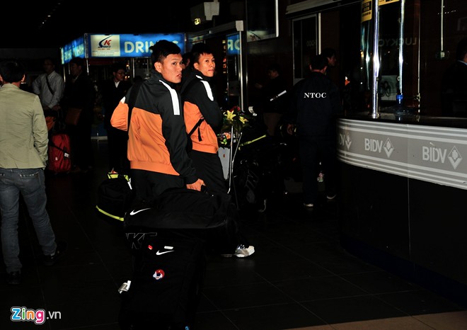 
	Các cầu thủ thuộc biên chế CLB Ninh Bình, Thanh Hóa cũng tách thành nhóm riêng đi taxi về CLB chủ quản ngay trong đêm.