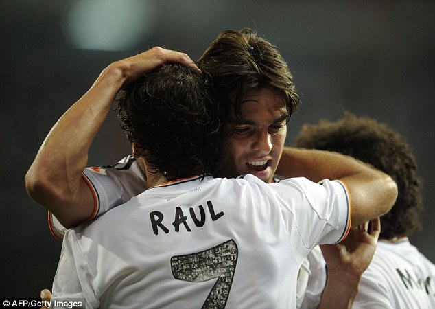 Chùm ảnh: Cris Ronaldo nhường áo số 7, Raul khoe cúp trên Bernabeu