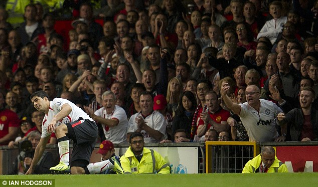 Chùm ảnh: Suarez bất lực trước hàng thủ hạng 2 của Man United