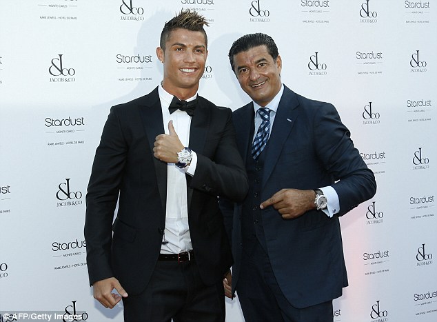 Cris Ronaldo bất ngờ được tặng đồng hồ giá hơn… 3 tỷ đồng