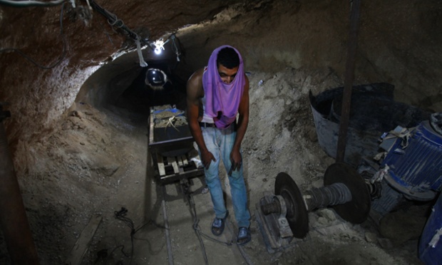 Một người Palestin làm việc dưới đường hầm ở Rafah, gần biên giới với Ai Cập.