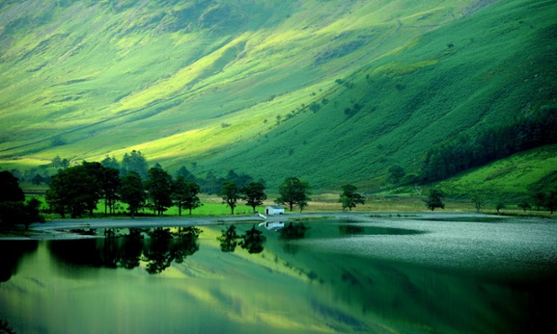 Mùa thu sớm in bóng trên mặt hồ Crummock ở Cumbria, Anh.