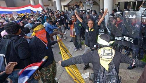 Thái Lan, biểu tình, cảnh sát, bạo loạn, đụng độ, hơi cay, đạn cao su, gạch đá