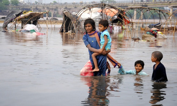 Trẻ em lội dưới dòng sông Ravi ngập lụt tại thành phố Lahore, Pakistan.