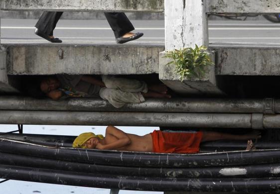 Trẻ em ngủ dưới gầm cầu tại thành phố Paranaque, Philippines.