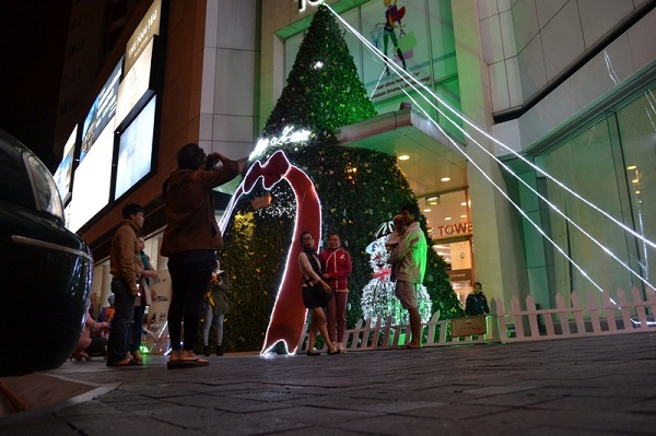 
	Cây thông noel khổng lồ tại tòa nhà Indochina luôn thu hút đông đảo khách tham quan.