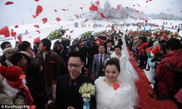 30 cặp đôi tổ chức lễ cưới tập thể giữa băng tuyết lạnh lẽo 5