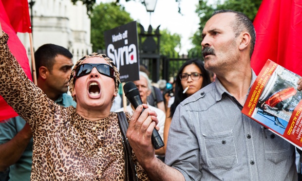 Người biểu tình tập trung gần phố Downing ở London, Anh, để phải đối việc can thiệp quân sự vào Syria.