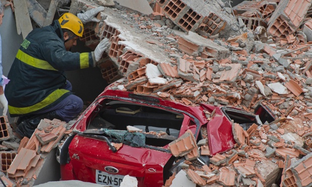 Công nhân cứu hộ đang tìm kiếm người sống sót trong đống đổ nát của tòa nhà đang xây dựng bị sập ở Sao Paulo, Brazil, khiến 6 người thiệt mạng và 22 người bị thương.