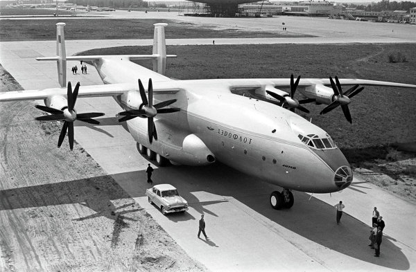 Máy bay vận tải chiến lược Antonov An-22 được Liên Xô  đưa đến Triển lãm hàng không Paris 1965 cùng với các loại trực thăng Mi-6 Hook, Mi-8 Hip và Mi-10 Harke.