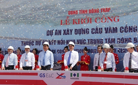 	Thủ tướng Nguyễn Tấn Dũng và lãnh đạo một số ban, ngành nhấn nút chính thức khởi công dự án cầu Vàm Cống.