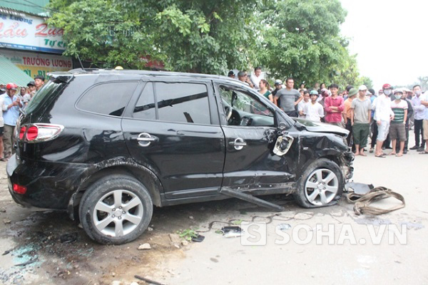 Nghệ An: 2 người chết thảm dưới gầm xe ô tô điên