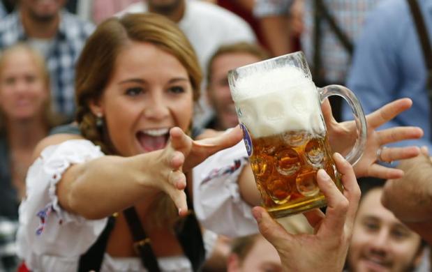 Cô gái phấn kích khi nhân được một trong những cốc bia đầu tiên tại lễ hội bia truyền thống Oktoberfest ở Munich, Đức.