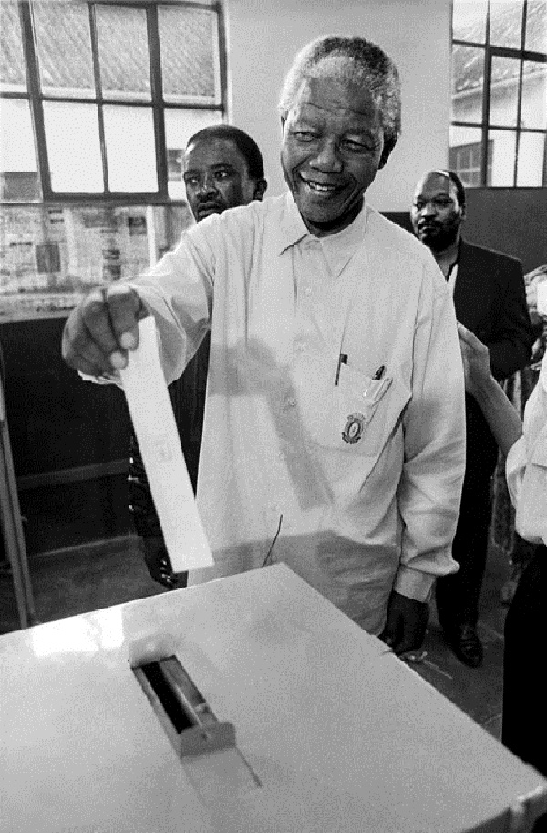 	Ông Nelson Mandela đi bỏ phiếu vào năm 1994 -năm ông được bầu làm Tổng thống Nam Phi. Cũng trong năm nay, ông giữ vai trò lãnh đạo Đảng của mình trong cuộc thương nghị để tiến tới một nền dân chủ đa sắc tộc.