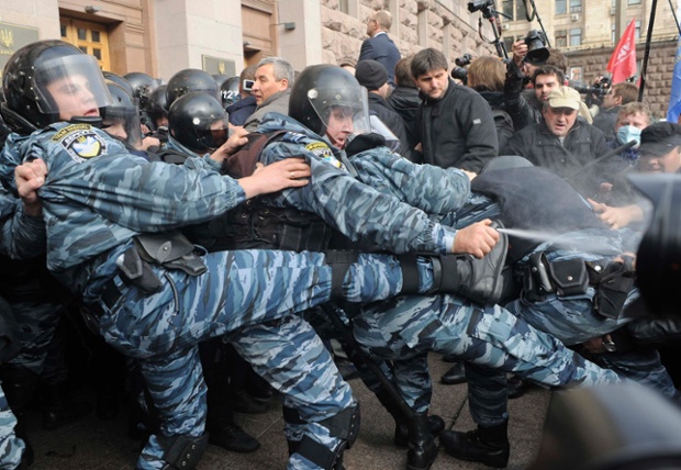 Các nhà hoạt động của đảng đối lập ở Ukraine đụng độ với cảnh sát chống bạo động tại thủ đô Kiev.