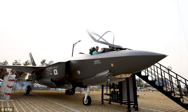 Một chiếc tiêm kích F-35 được trưng bày tại ADEX 2013.