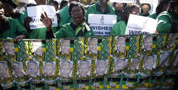 
	Các thành viên của Liên đoàn Phụ nữ ANC gần bệnh viện ở Pretoria, Nam Phi, nơi cựu Tổng thống Nelson Mandela đang được điều trị.