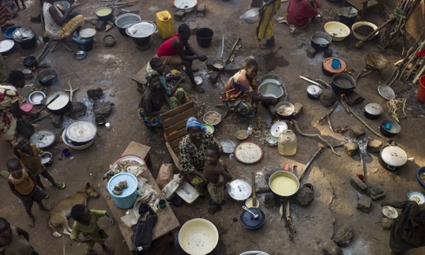 Mọi người tập chung chuẩn bị thức ăn tại một trại tị nạn ở Bossangoa, Trung Phi.