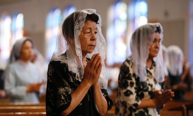 Người dân thành phố Nagasaki của Nhật Bản cầu nguyện cho những nạn nhân bị thiệt mạng trong vụ ném bom nguyên tử xuống thành phố vào năm 1945.