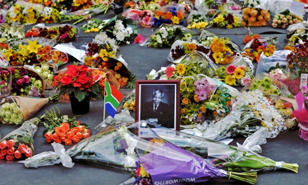 Người dân đặt hoa xung quanh di ảnh của cựu Tổng thống Nam Phi Mandela ở Johannesburg.