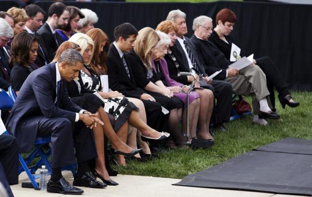 Tổng thống Mỹ Barack Obama và phu nhân tham dự lễ cầu nguyện cho nạn nhân thiệt mạng trong vụ xả súng tại căn cứ hải quân Washington Navy Yard ở thủ đô Washington.