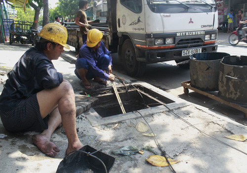 
	Anh Giàu vừa lên nghỉ sau hơn 1 giờ xúc rác dưới ống cống đường Nguyễn Văn Quá.
