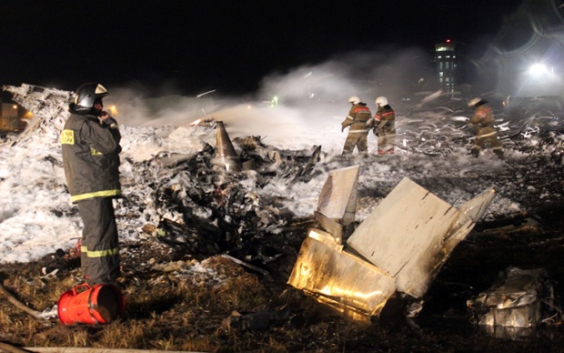 Nhân viên cứu hộ làm việc tại hiện trường vụ một chiếc Boeing 737 rơi tại sân bay ở Kazan, Nga, khiến 50 người thiệt mạng.