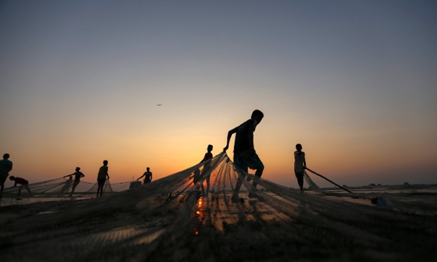 Ngư dân kéo lưới gần bờ biển Ả-rập ở Mumbai, Ấn Độ.