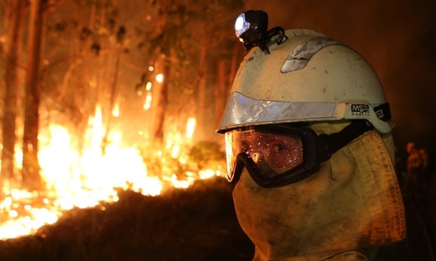 Lính cứu hỏa chiến đấu với một đám cháy rừng ở Rianxo, Galicia, Tây Ban Nha.