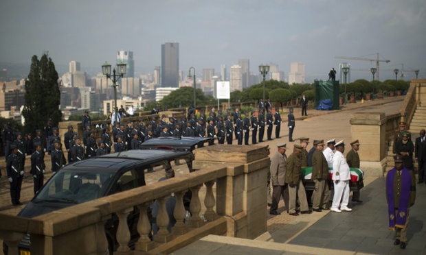 Các quan chức quân đội đưa quan tài của cựu Tổng thống Nam Phi Nelson Mandela đến tòa nhà tang lễ ở Pretoria trong 3 ngày quốc tang.