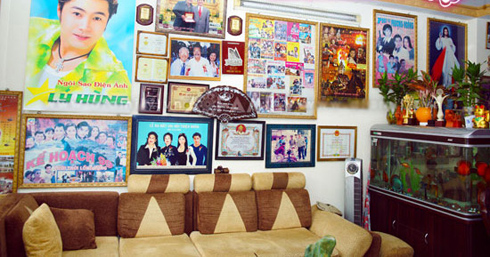	Phòng khách được trang trí bởi rất nhiều poster và huy chương, giải thưởng mà Lý Hùng cũng như các thành viên trong gia đình đã đạt được suốt hàng chục năm cống hiến cho nghệ thuật.