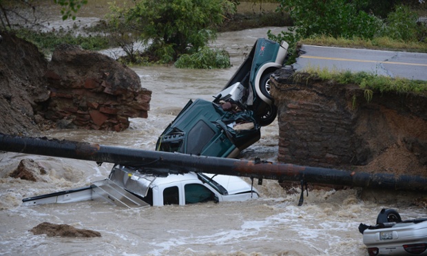 Ba chiếc xe ô tô bị nước lũ cuốn trôi sau khi một đoạn đường bất ngờ bị sạt lở ở Broomfield Colorado, Mỹ.