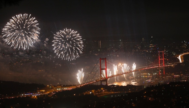 Màn pháo hoa rực rỡ mừng ngày quốc khánh Thổ Nhĩ Kỳ trên cây cầu Bosphorus nối phần châu Á và châu Âu của thành phố Istanbul.