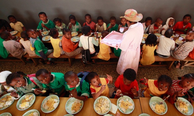 Trẻ em được cung cấp bữa ăn miễn phí tại trung tâm công đồng Saint de Paul ở Tanjombato, Madagascar.