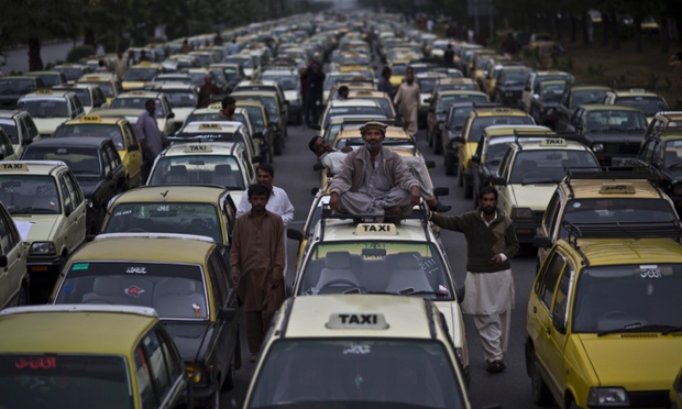 Các tài xế taxi dùng xe chặn đường trong khi tham gia biểu tình gần tòa nhà quốc hội ở Islamabad, Pakistan.