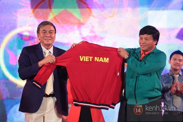 Mặc trời mưa, đoàn VĐV Việt Nam vẫn nhiệt tình dự lễ xuất quân SEA Games 27 7