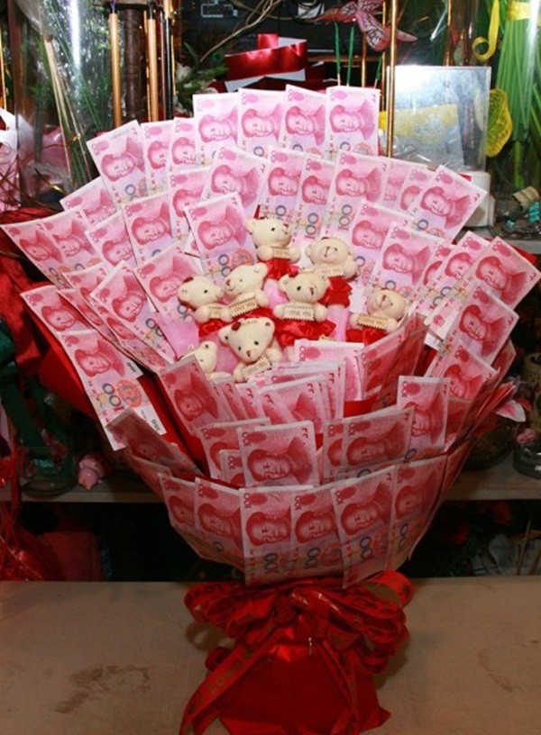 Mang bó hoa bằng tiền thật trị giá hơn 34 triệu đồng đi cầu hôn 4