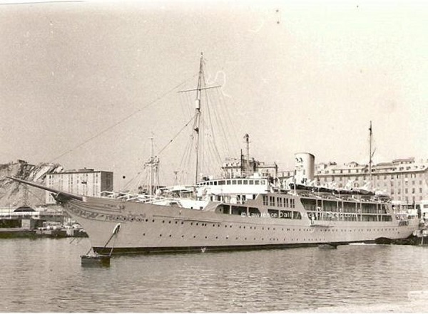 
	Du thuyền El Horriya dài 145,7m (1865) của Hải quân Ai Cập.