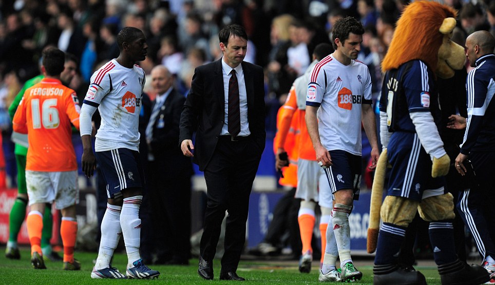 
	HLV Dougie Freedman thất vọng sau khi Bolton hòa Blachburn 2-2 và mất suất chơi play-off