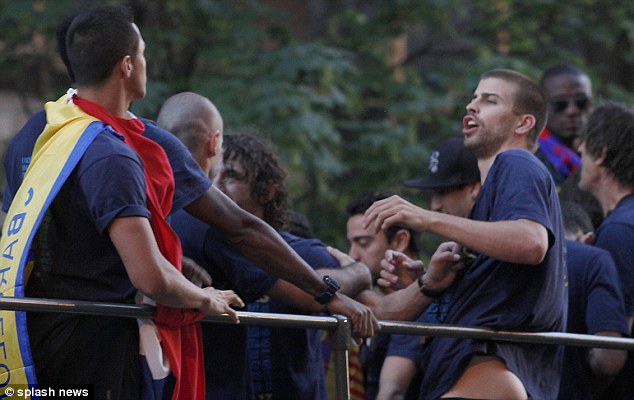 “Sao” Barca lao vào choảng nhau trong lễ diễu hành vô địch