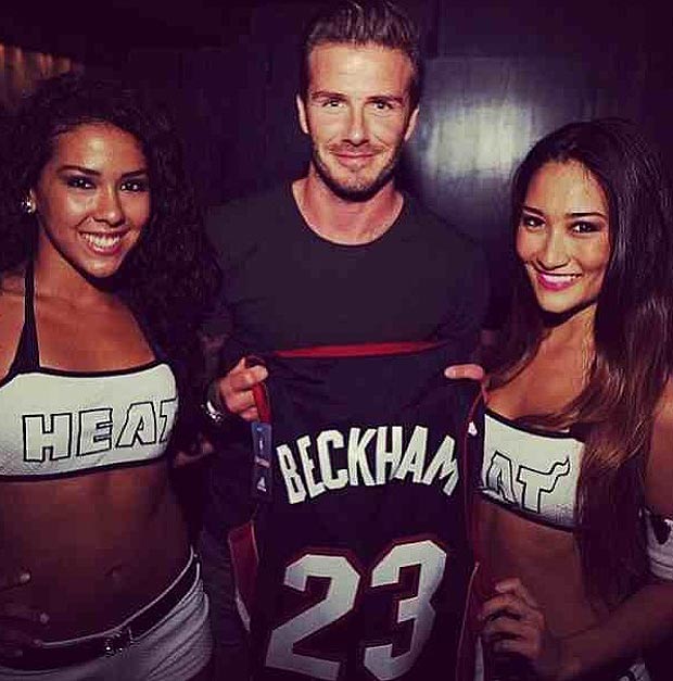 
	David Beckham vui vẻ bên 2 cô gái lạ