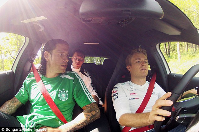 
	Ngồi sau tay lái của Nico Rosberg hồi năm ngoái (thủ môn Tim Wiese của Hoffenheim (trái))