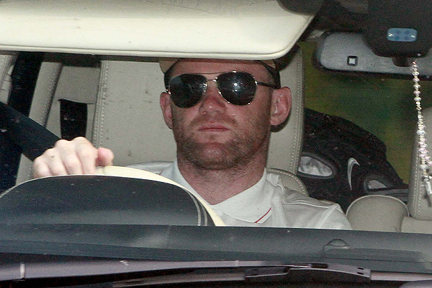 
	Rooney đang tức giận với Man United nhưng không dám đơn phương đòi ra đi
