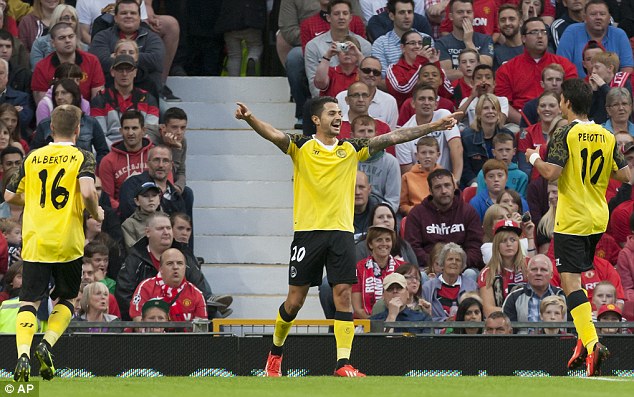 Man United thảm bại ngay trên sân nhà trong trận vinh danh Rio Ferdinand